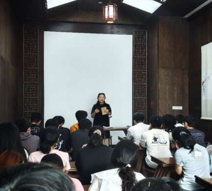 大数据与信息工程学院联合图书馆开展感恩教育主题班会