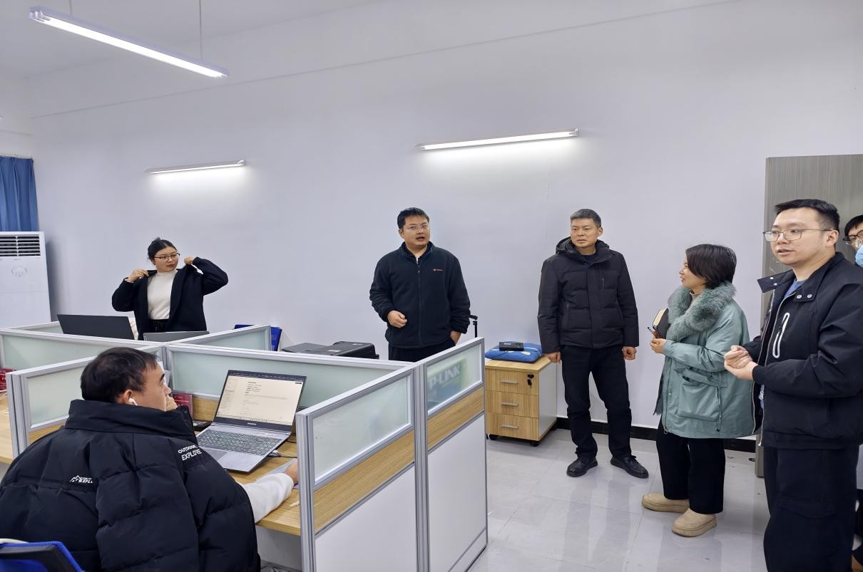 大数据与信息工程学院 开展寒假期间实验室与宿舍安全巡查走访工作